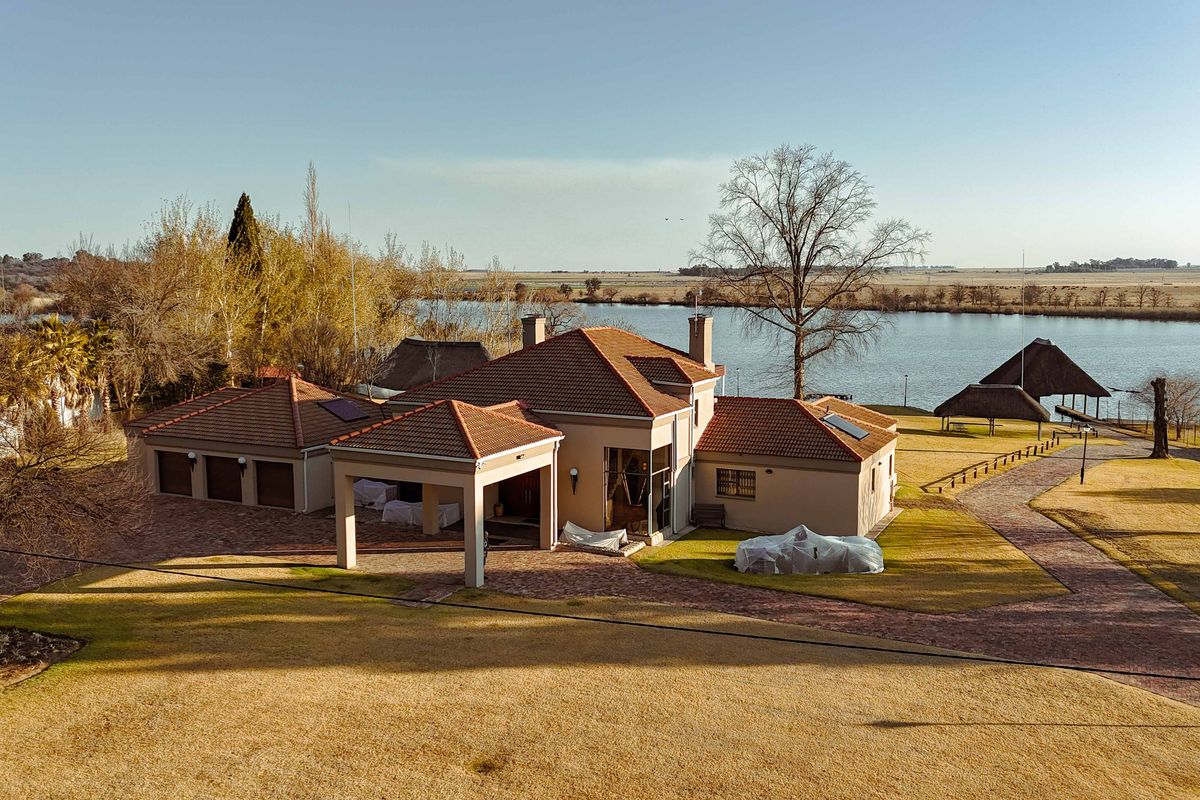 Exquisite Waterfront 4 Bedroom Home - Photo 5