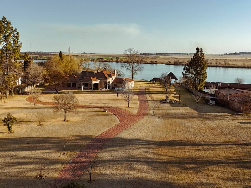 Exquisite Waterfront 4 Bedroom Home - Photo 2