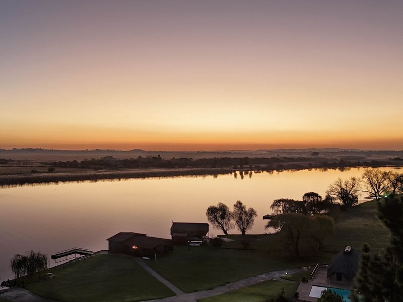 Exquisite Waterfront 4 Bedroom Home - Photo 9