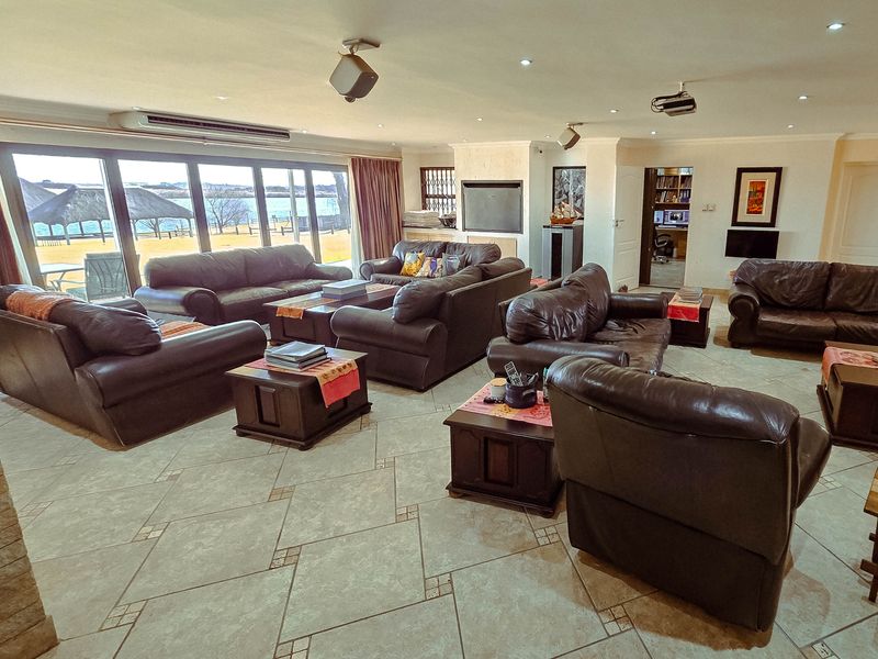 Exquisite Waterfront 4 Bedroom Home - Photo 10