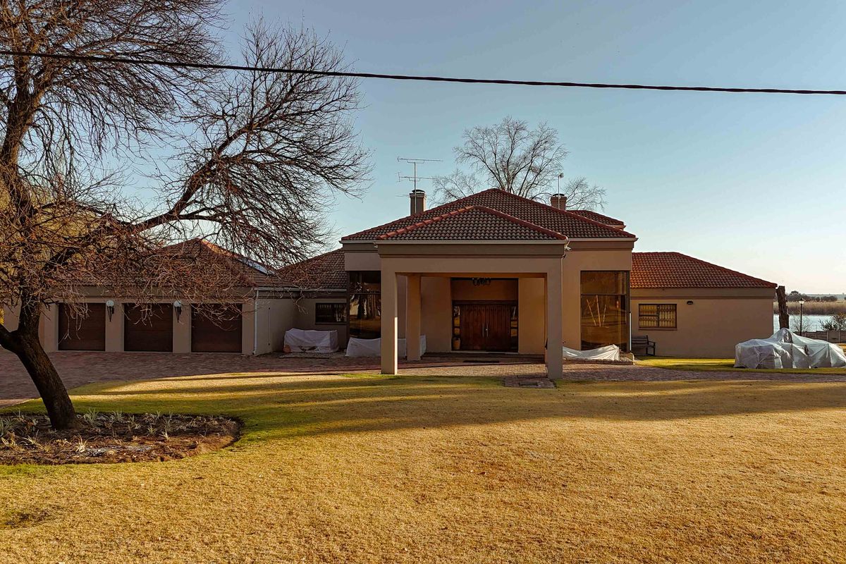 Exquisite Waterfront 4 Bedroom Home - Photo 4