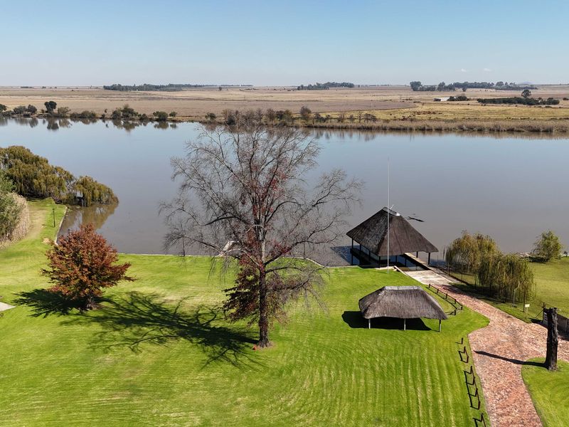 Exquisite Waterfront 4 Bedroom Home - Photo 6