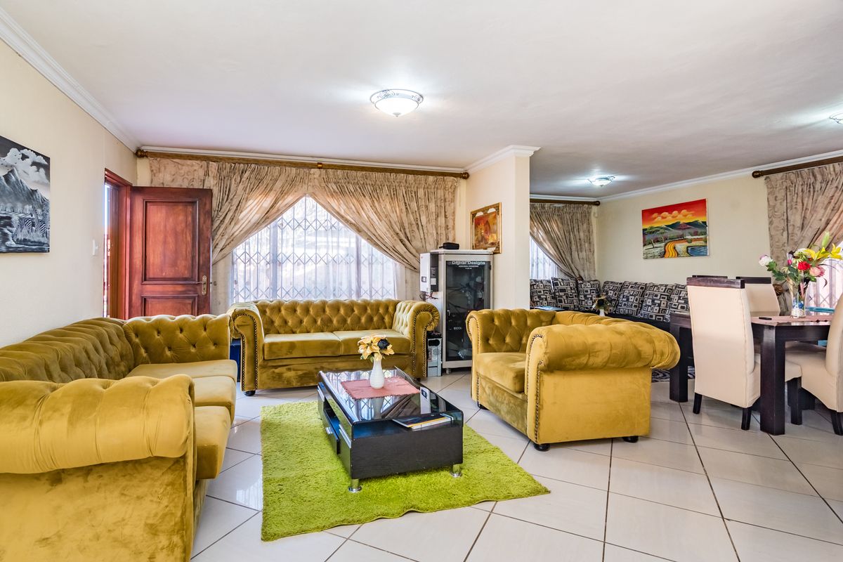 Exquisite Family Home - Photo 2