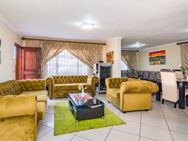 Exquisite Family Home - Photo 2