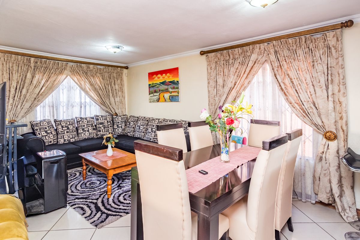 Exquisite Family Home - Photo 4