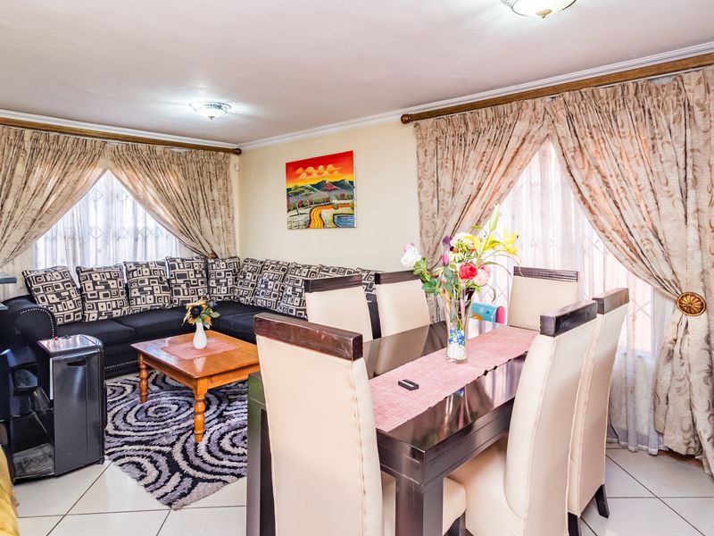 Exquisite Family Home - Photo 4