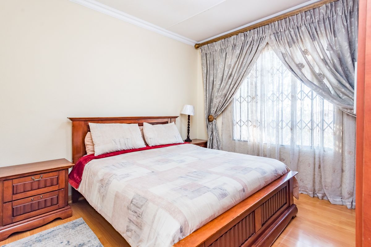 Exquisite Family Home - Photo 5