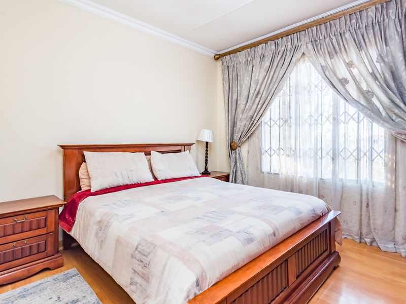 Exquisite Family Home - Photo 5