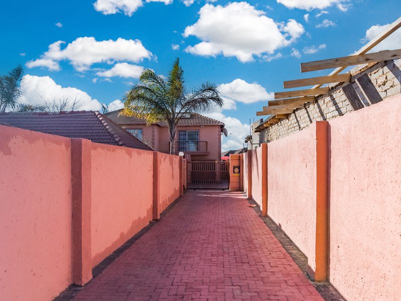 Exquisite Family Home - Photo 10