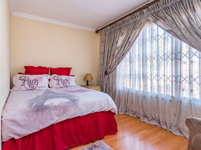 Exquisite Family Home - Photo 9