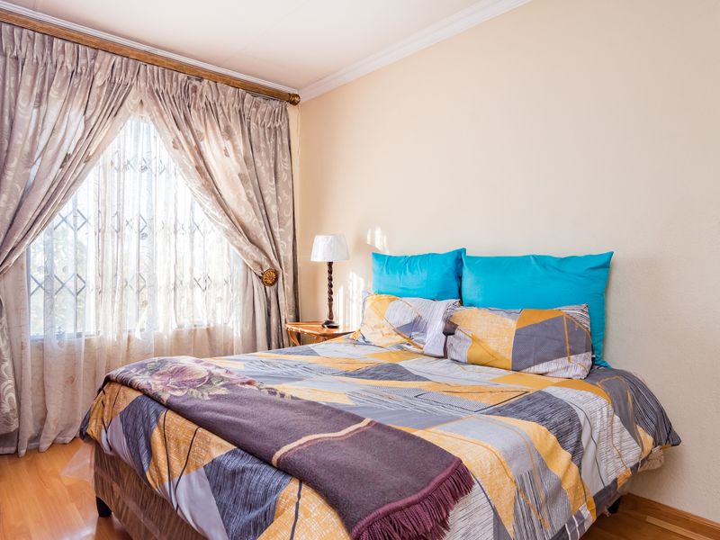 Exquisite Family Home - Photo 8