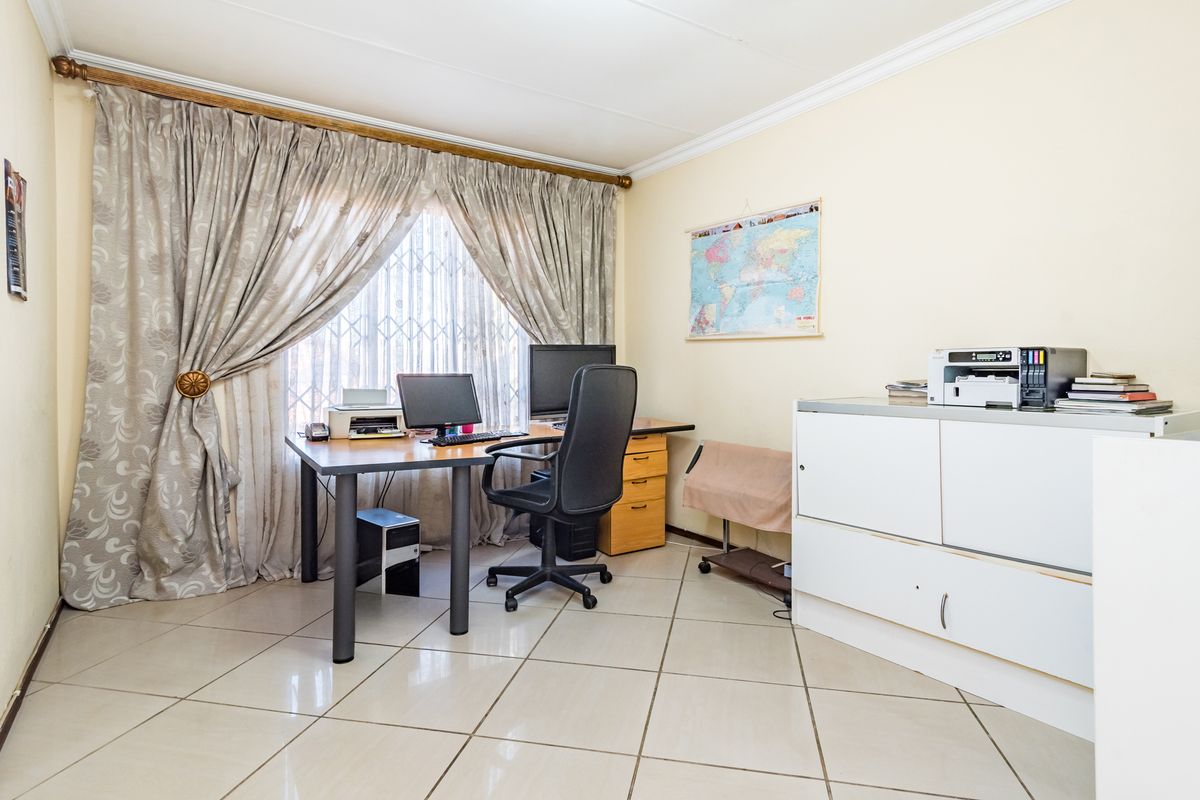 Exquisite Family Home - Photo 3