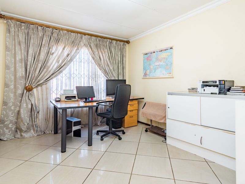 Exquisite Family Home - Photo 3