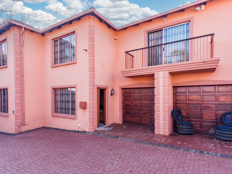 Exquisite Family Home - Photo 6