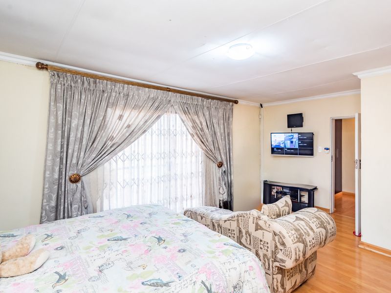 Exquisite Family Home - Photo 7