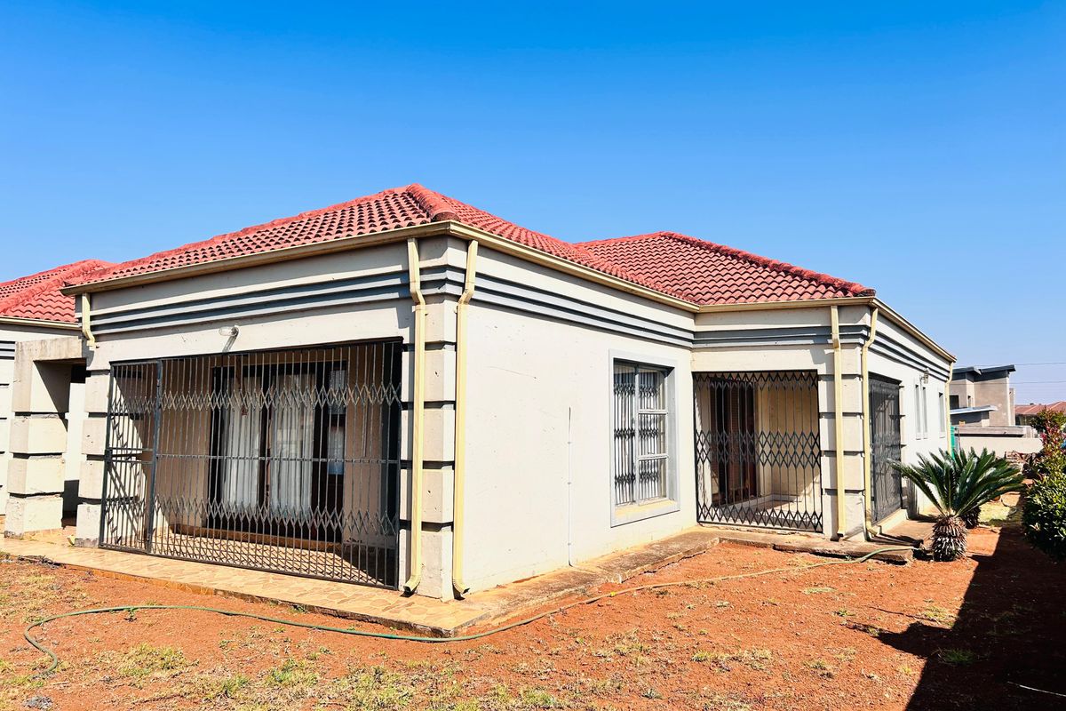 Elegant 4-Bedroom Family Retreat with Office, Pool & Borehole – Prime Location Near N1 & Mall - Photo 4