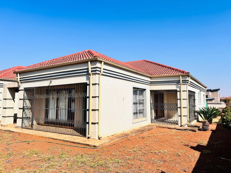 Elegant 4-Bedroom Family Retreat with Office, Pool & Borehole – Prime Location Near N1 & Mall - Photo 4