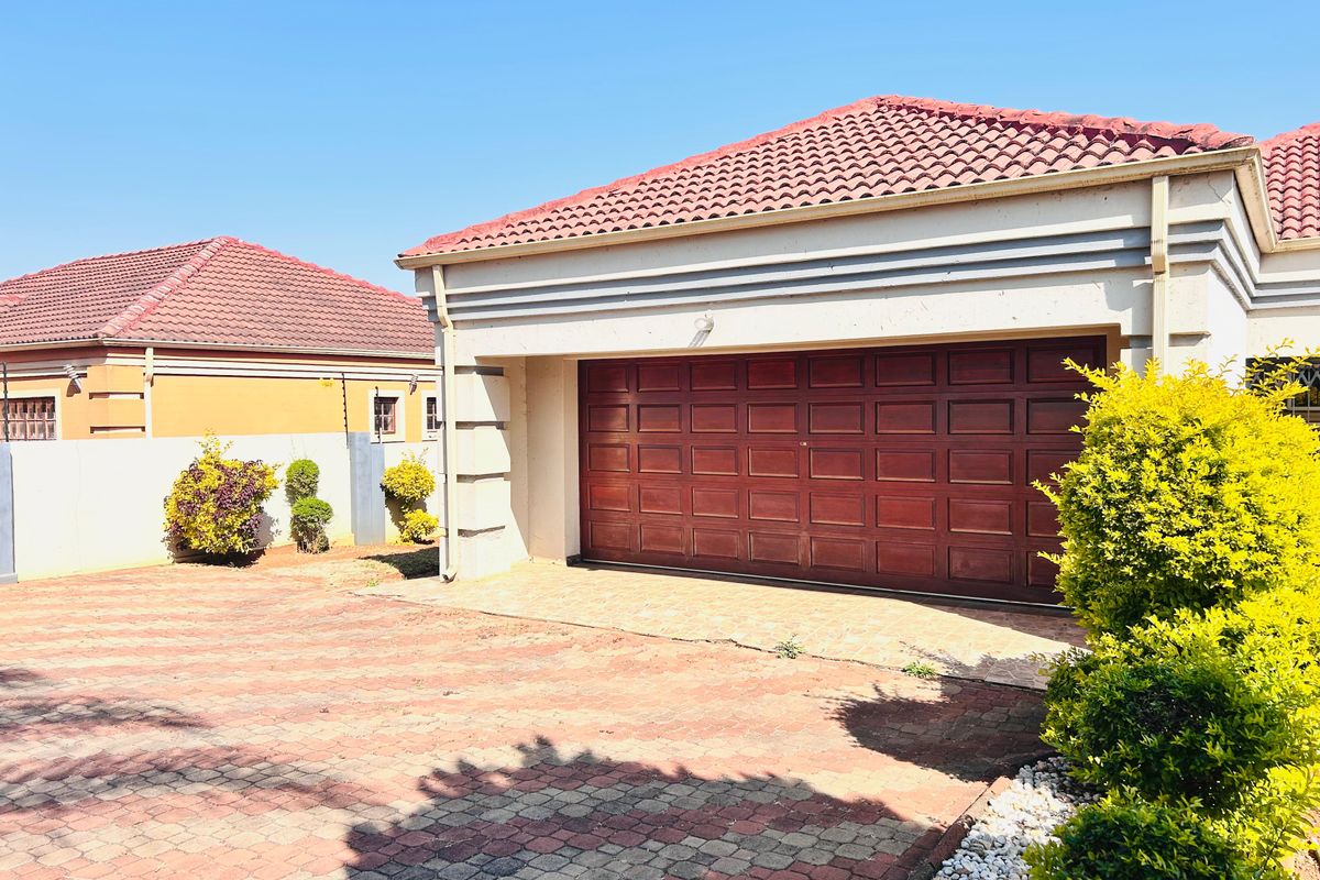 Elegant 4-Bedroom Family Retreat with Office, Pool & Borehole – Prime Location Near N1 & Mall - Photo 2