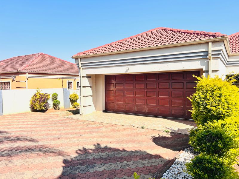 Elegant 4-Bedroom Family Retreat with Office, Pool & Borehole – Prime Location Near N1 & Mall - Photo 2