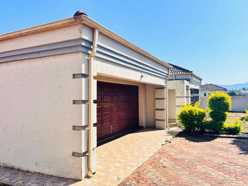 Elegant 4-Bedroom Family Retreat with Office, Pool & Borehole – Prime Location Near N1 & Mall - Photo 3