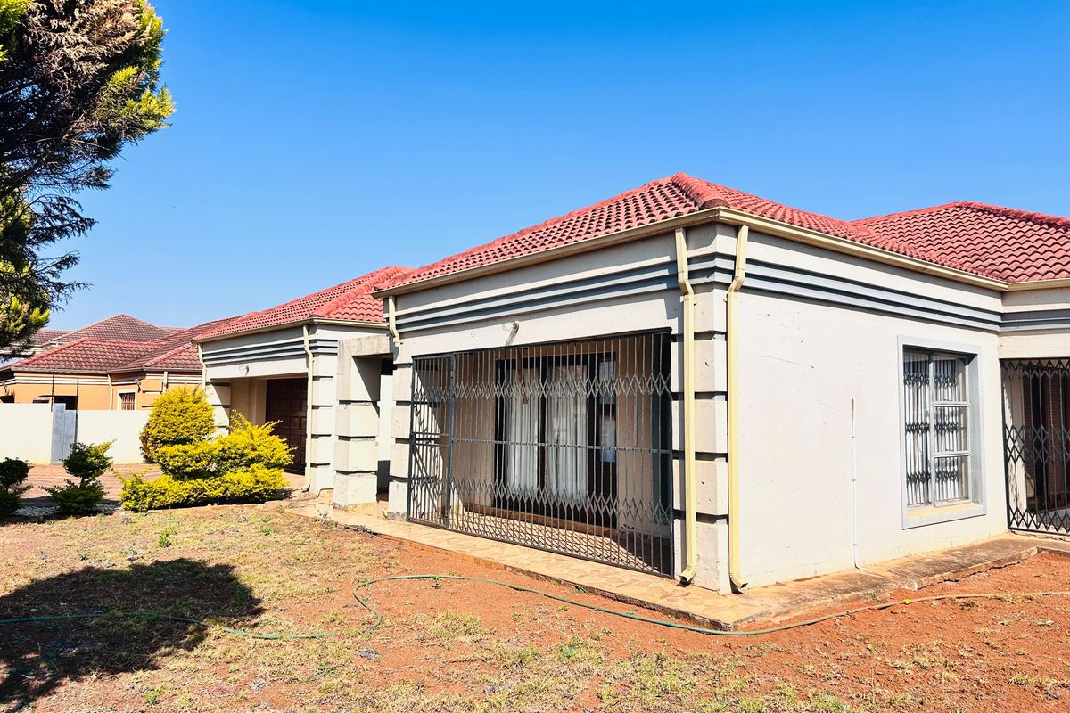 Elegant 4-Bedroom Family Retreat with Office, Pool & Borehole – Prime Location Near N1 & Mall - Photo 5