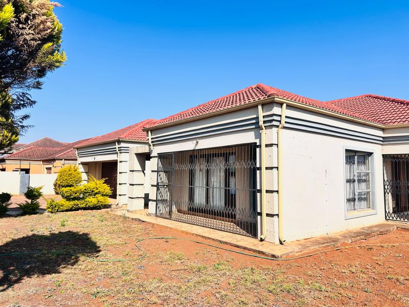 Elegant 4-Bedroom Family Retreat with Office, Pool & Borehole – Prime Location Near N1 & Mall - Photo 5