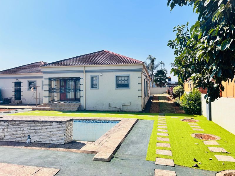 Elegant 4-Bedroom Family Retreat with Office, Pool & Borehole – Prime Location Near N1 & Mall - Photo 10