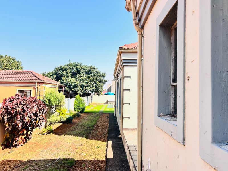 Elegant 4-Bedroom Family Retreat with Office, Pool & Borehole – Prime Location Near N1 & Mall - Photo 7