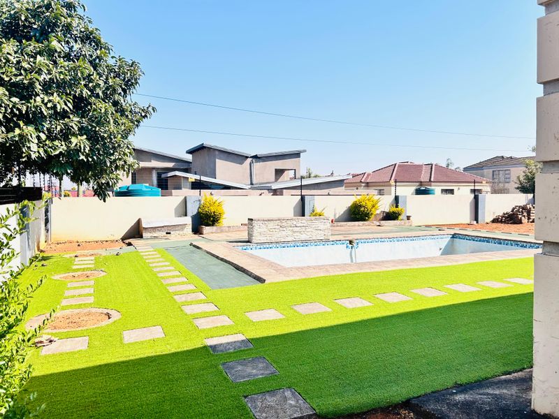 Elegant 4-Bedroom Family Retreat with Office, Pool & Borehole – Prime Location Near N1 & Mall - Photo 9