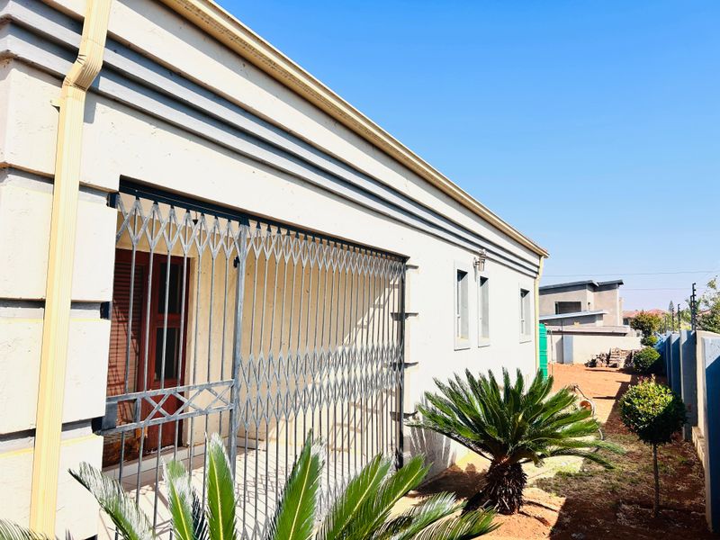 Elegant 4-Bedroom Family Retreat with Office, Pool & Borehole – Prime Location Near N1 & Mall - Photo 6