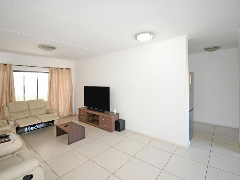 2nd Floor 2 bedroom 2 bathroom in Kyalami Hills Lifestyle Estate - Photo 2