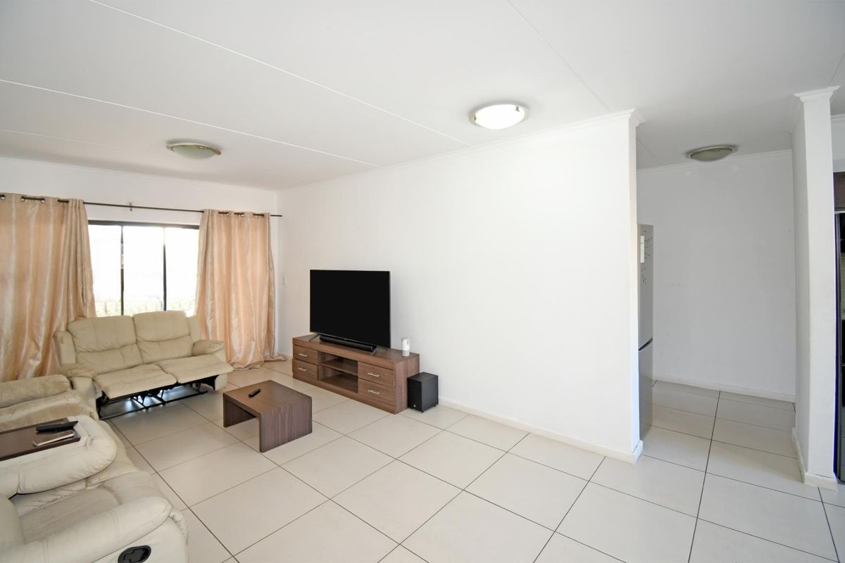 2nd Floor 2 bedroom 2 bathroom in Kyalami Hills Lifestyle Estate - Photo 2