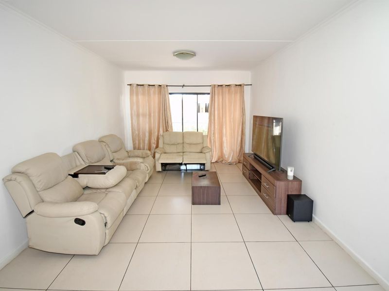 2nd Floor 2 bedroom 2 bathroom in Kyalami Hills Lifestyle Estate - Photo 3
