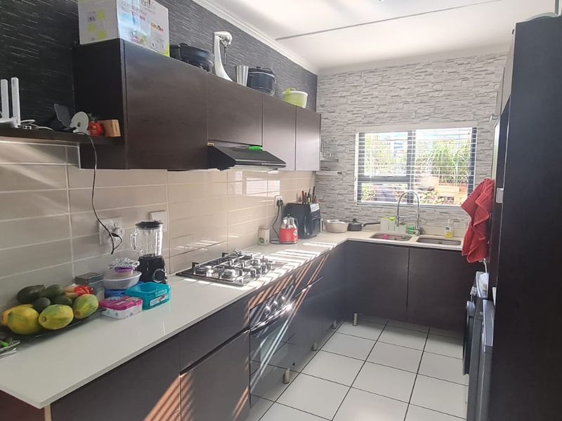 Welcome to modern living at its finest! - Photo 2