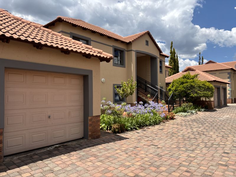 Modern 3-Bedroom Corner Unit in Ravenswood Manor – Ground Floor Convenience with Style - Photo 2