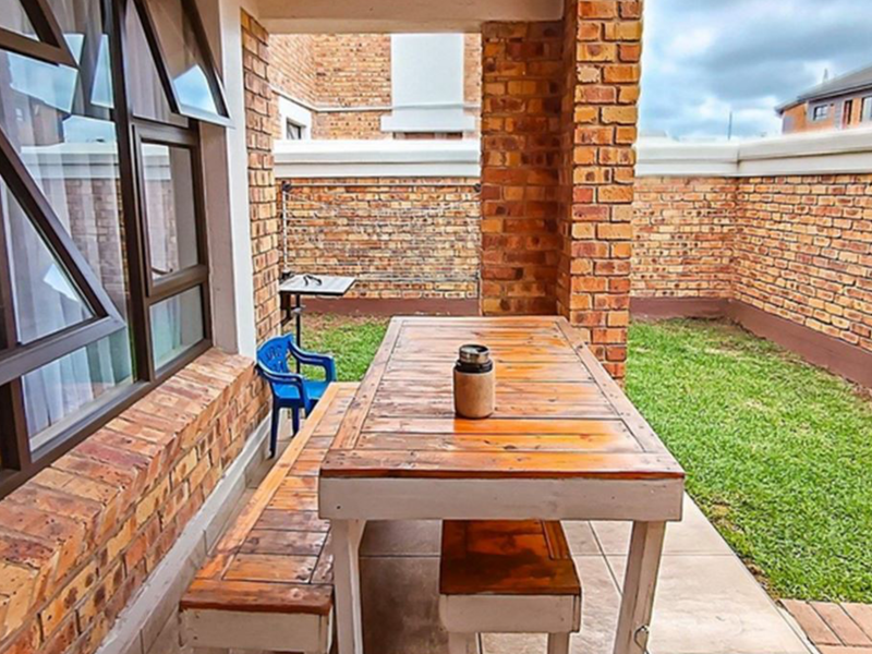 Modern 3-Bedroom Ground Floor Unit  – Secure, Stylish & Well-Located - Photo 4