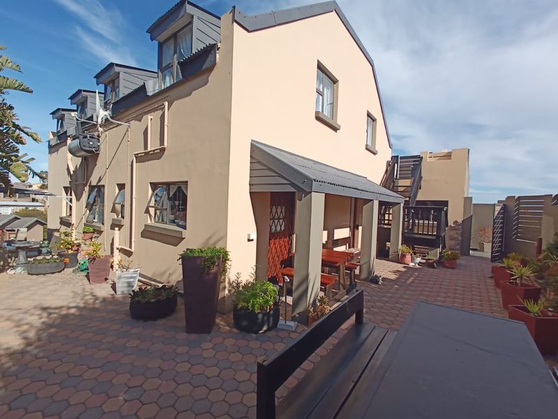 Spacious & Versatile 4-Bedroom Duet for Sale – Dana Bay, Mossel Bay - Photo 2