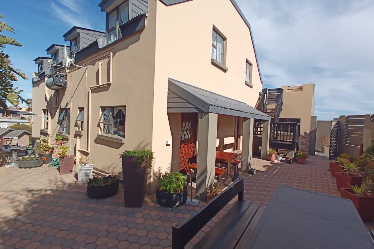 Spacious & Versatile 4-Bedroom Duet for Sale – Dana Bay, Mossel Bay - Photo 2