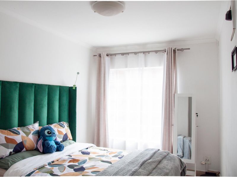 Modern, Renovated 2-Bedroom Apartment with Spacious Living and Prime Amenities - Photo 10