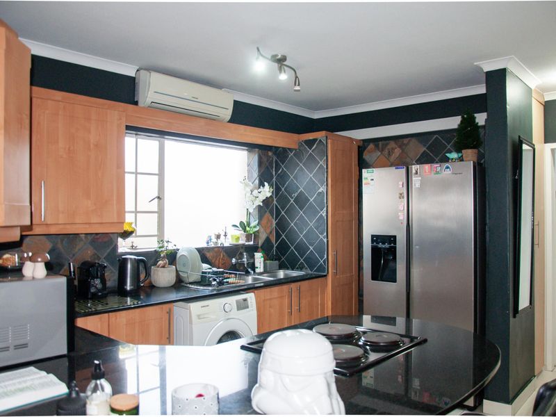 Modern, Renovated 2-Bedroom Apartment with Spacious Living and Prime Amenities - Photo 7