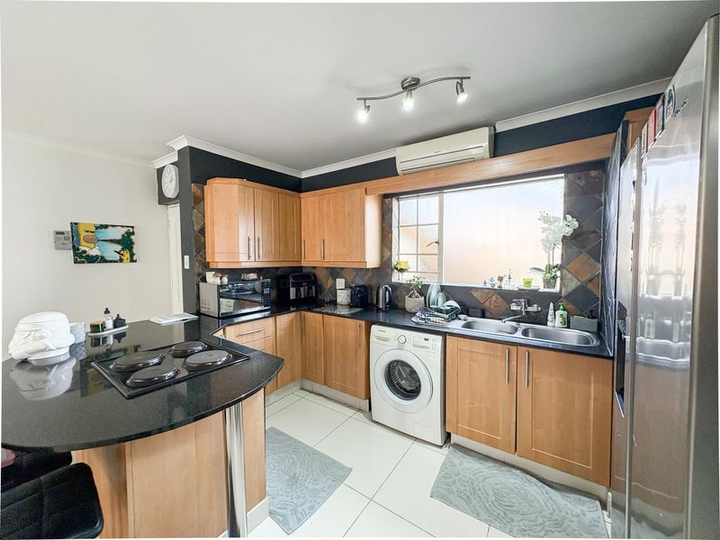 Modern, Renovated 2-Bedroom Apartment with Spacious Living and Prime Amenities - Photo 8