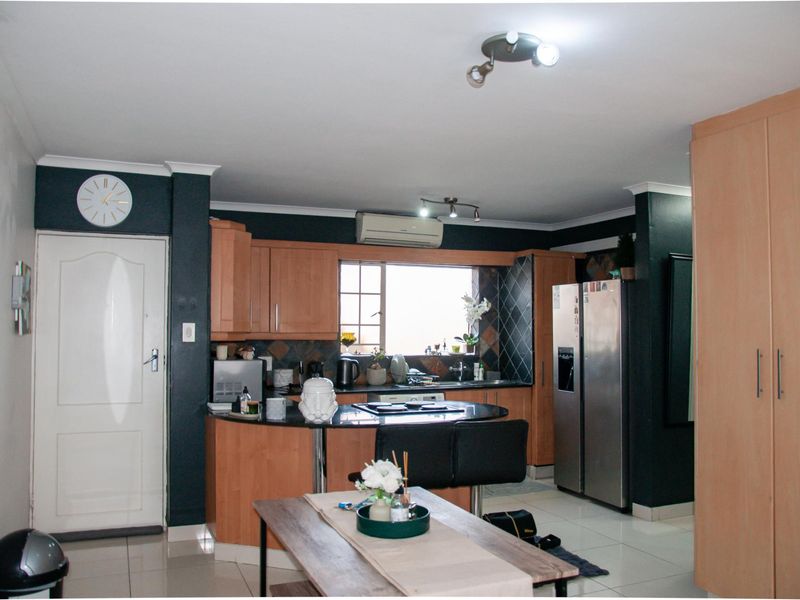 Modern, Renovated 2-Bedroom Apartment with Spacious Living and Prime Amenities - Photo 5