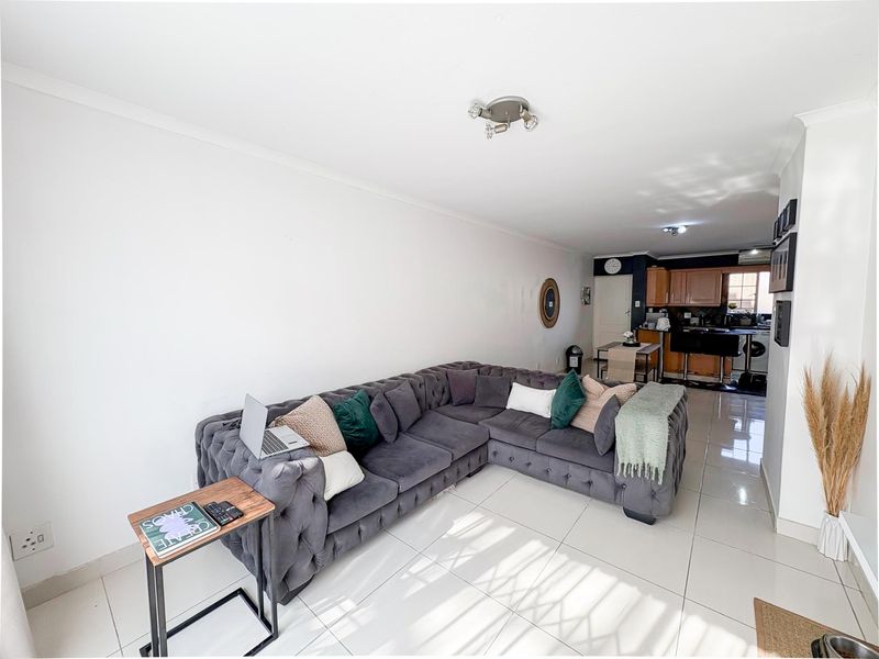 Modern, Renovated 2-Bedroom Apartment with Spacious Living and Prime Amenities - Photo 2