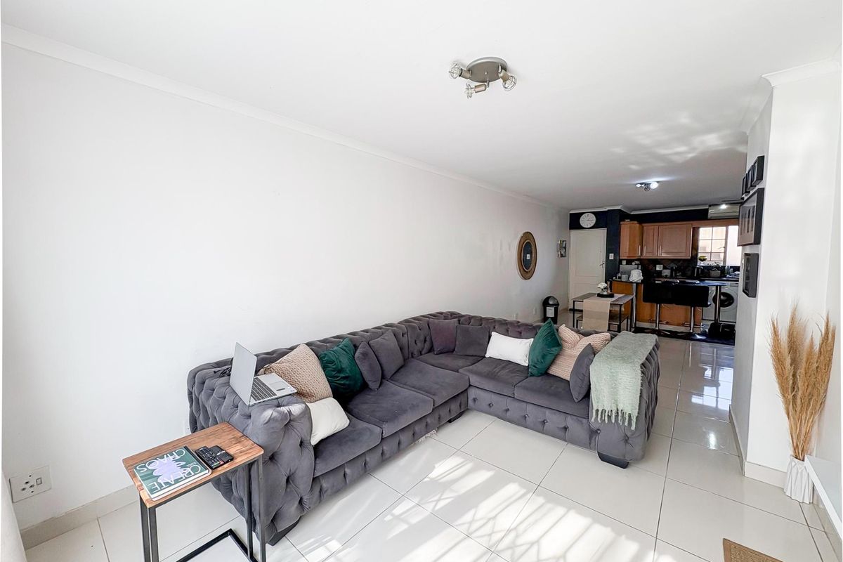 Modern, Renovated 2-Bedroom Apartment with Spacious Living and Prime Amenities - Photo 2