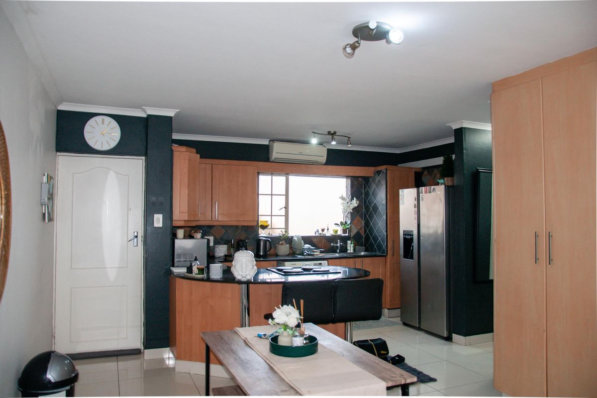 Modern, Renovated 2-Bedroom Apartment with Spacious Living and Prime Amenities - Photo 5