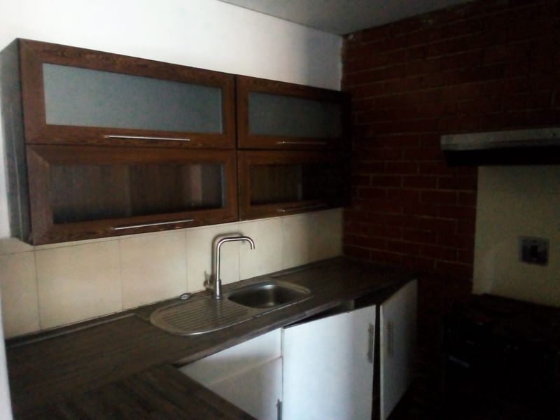 Conveniently located 2 Bedroom for Sale in Braamfontein - Photo 5