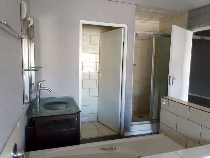 Conveniently located 2 Bedroom for Sale in Braamfontein - Photo 10