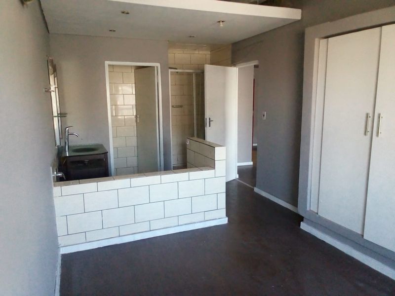 Conveniently located 2 Bedroom for Sale in Braamfontein - Photo 9