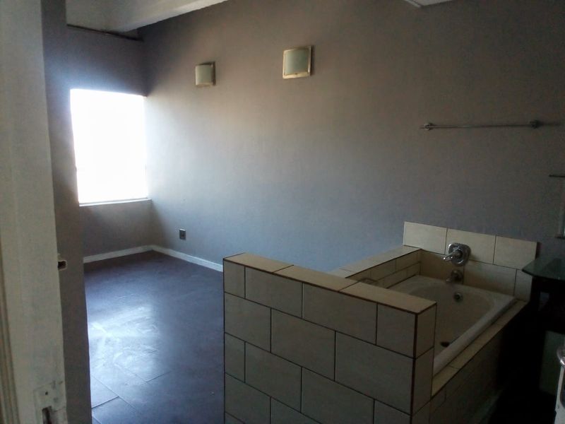 Conveniently located 2 Bedroom for Sale in Braamfontein - Photo 7