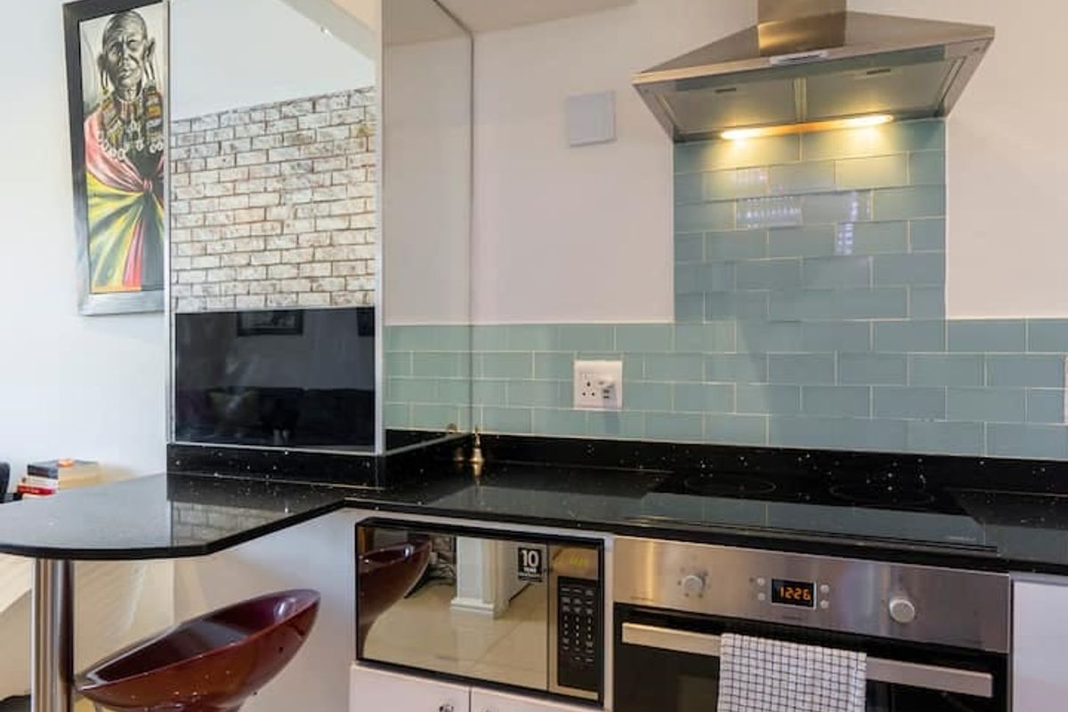 Charming 2-Bedroom Apartment for Sale in the Heart of Bo-Kaap – Sold Fully Furnished & Airbnb-Ready - Photo 4